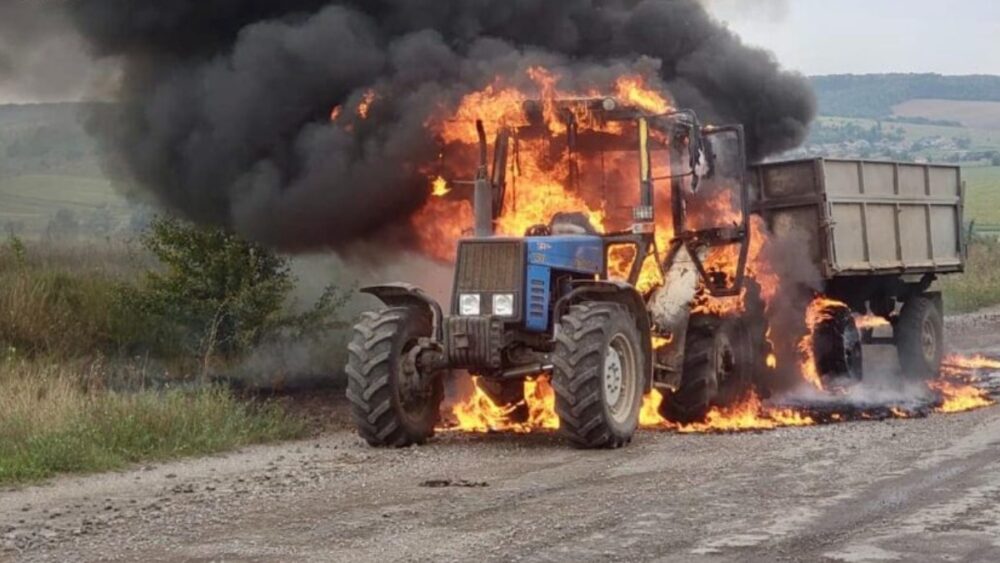 На Тернопільщині під час перевезення зерна загорівся трактор