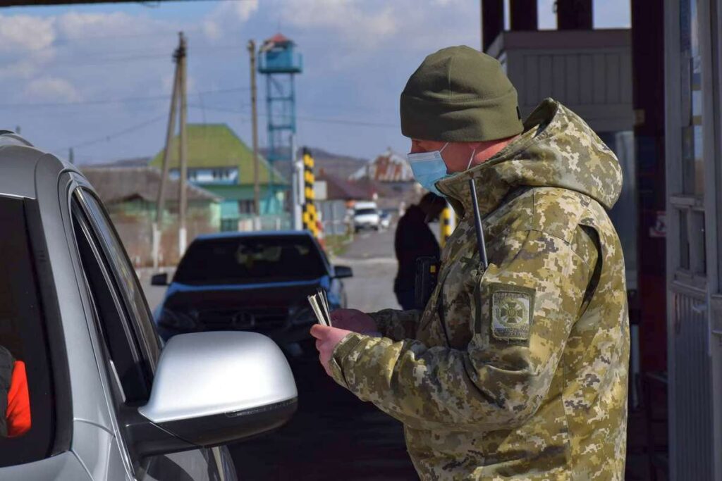 У ДПСУ назвали умови виїзду з України чоловіків, які мешкають за кордоном