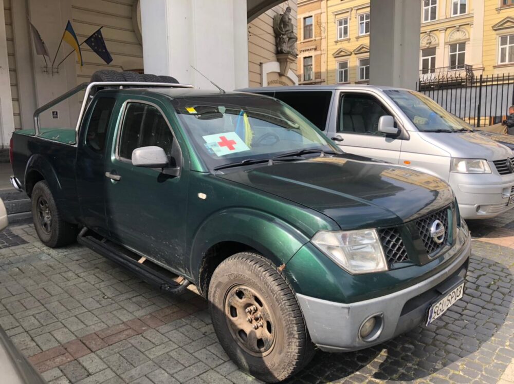 Зі Львівщини на передову відправили ще два автомобілі