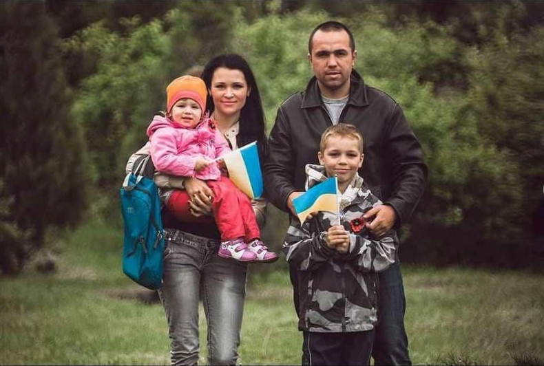 Стало відоме ім’я закатованого в Ізюмі бійця із синьо-жовтими браслетами на руці