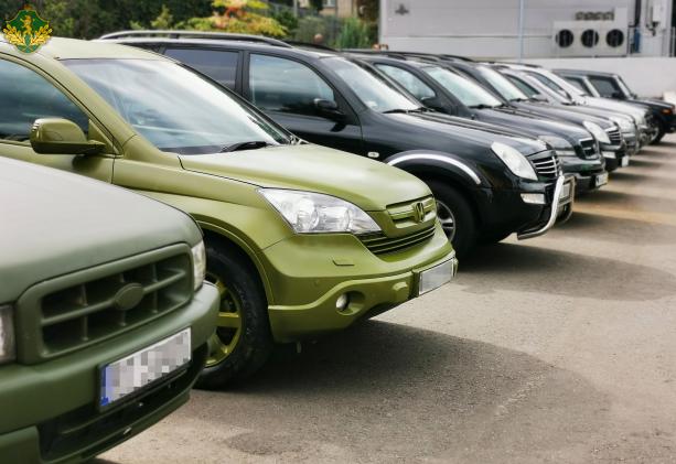 Лісівники Львівщини до Дня працівника лісу передали ЗСУ 10 позашляховиків