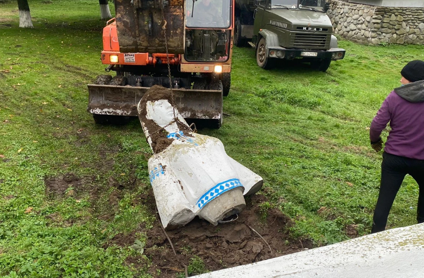 На Львівщині демонтували радянський пам’ятник, розташований поряд з маєтком митрополита Андрея Шептицького