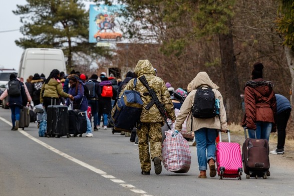 17% українців не планують повертатись до України з Польщі