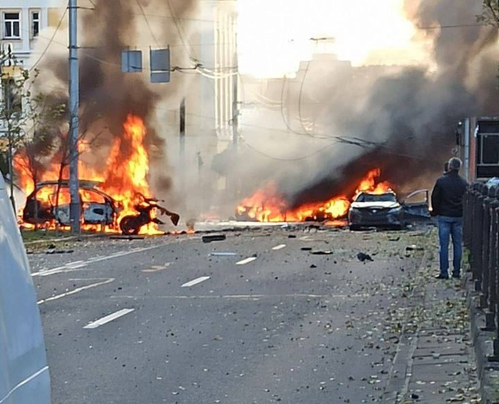 У Києві прогриміли декілька вибухів: у центрі палають авто