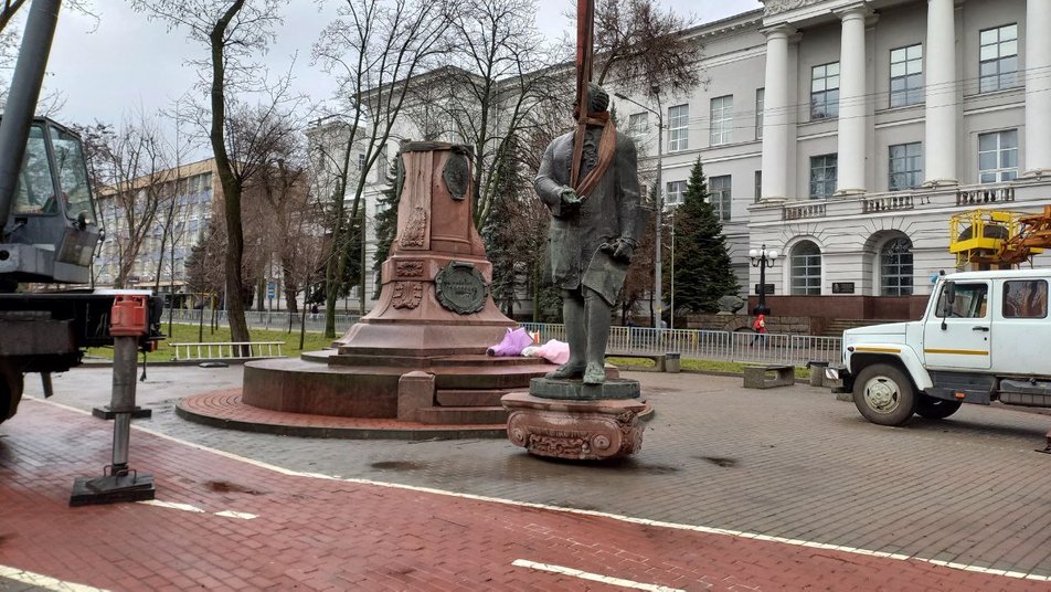 У Дніпрі демонтували пам’ятник Ломоносову