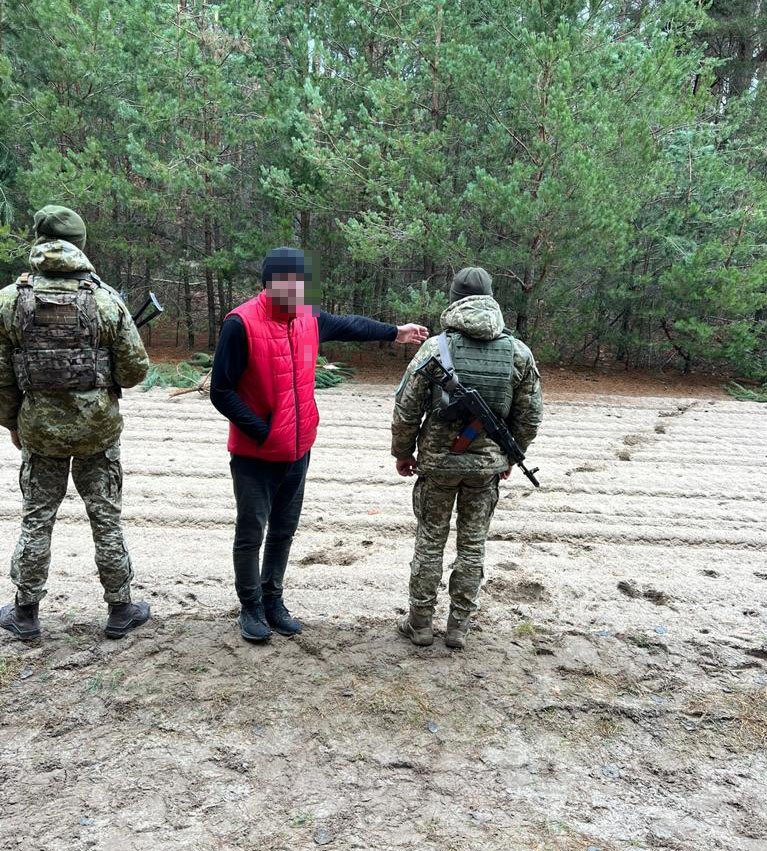 Прикордонники затримали росіянина, який приплив в Україну на матраці