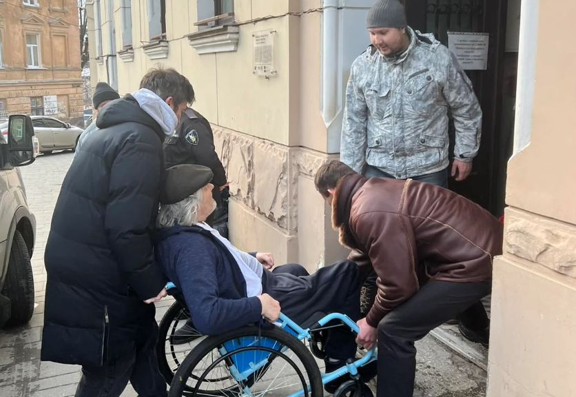 В Офісі підтримки родин військових допомогли батьку воїна після ампутації