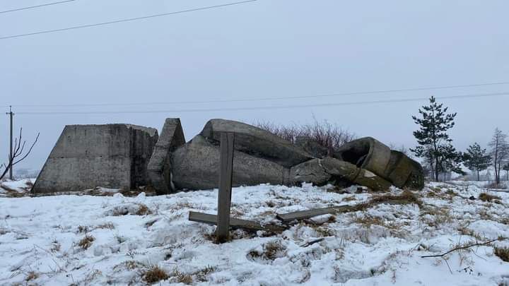 На Львівщині повалили пам’ятник радянському солдату