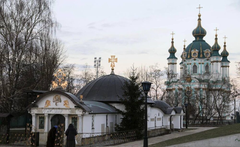 Суд зобов’язав демонтувати “храм-маф” упц мп біля Десятинної церкви