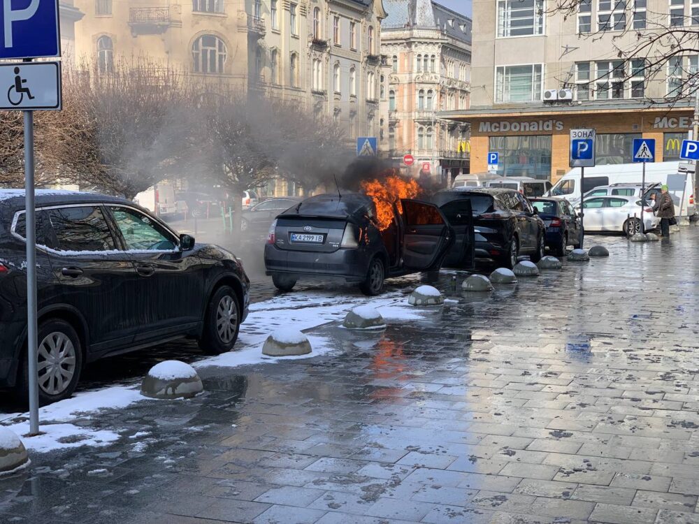 У центрі Львова загорівся автомобіль