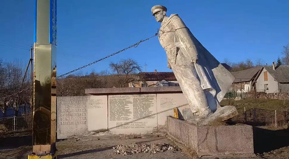 На Львівщині знесли пам’ятник радянському солдату