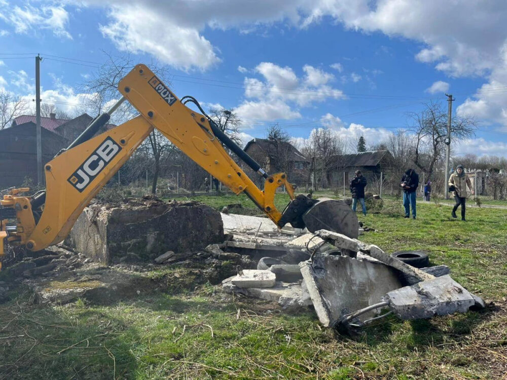 На Львівщині демонтували пам’ятник радянським льотчикам і військовий обеліск