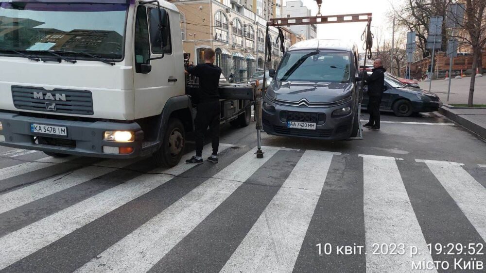 В Україні на час війни хочуть скасувати евакуацію авто за порушення правил паркування