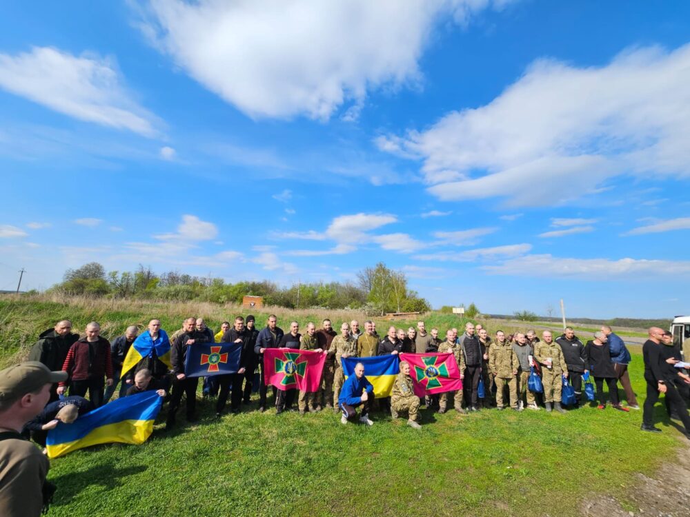 Україна повернула з російського полону 42 військових і двох цивільних