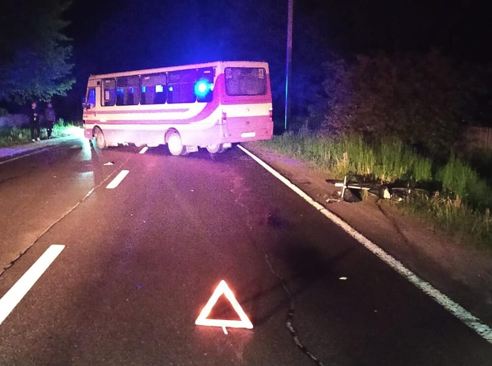 На Львівщині водій маршрутки на смерть збив велосипедиста