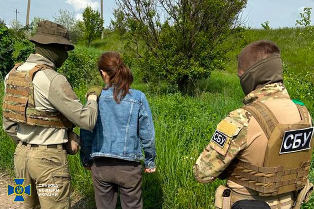 СБУ затримала зрадницю, яка здавала окупантам позиції ЗСУ