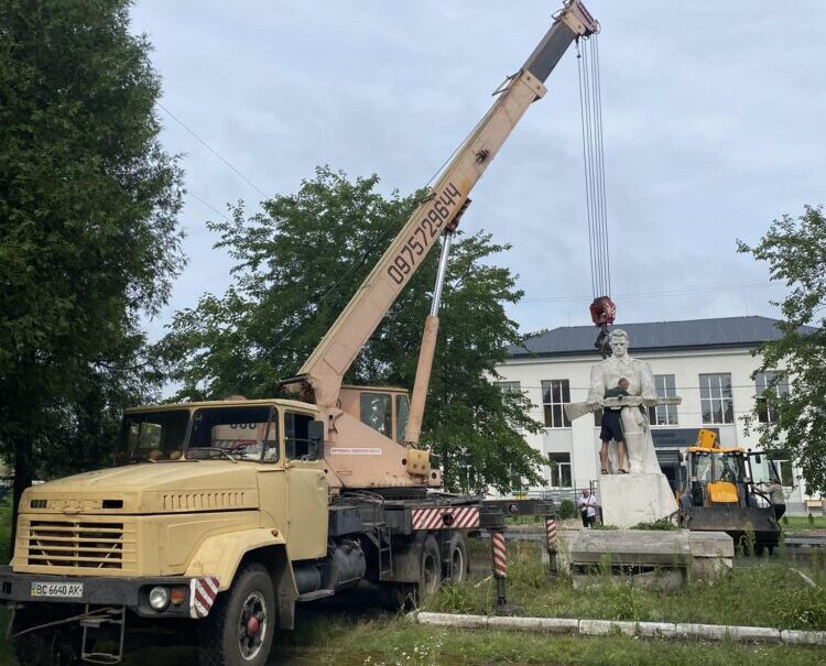 На Львівщині знесли ще один пам’ятник “освободітєлям”