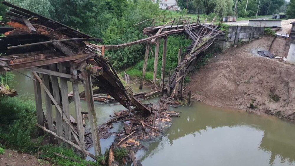 На Львівщині обвалився дерев’яний міст