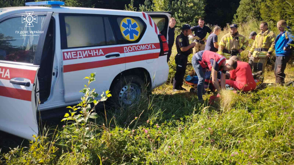 На Львівщині чоловік впав з 10-метрового обриву