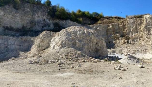 На Тернопільщині комунальне підприємство незаконно видобувало камінь у кар’єрі