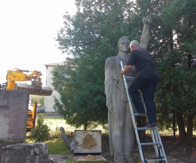 На Львівщині демонтували ще один радянський пам’ятник