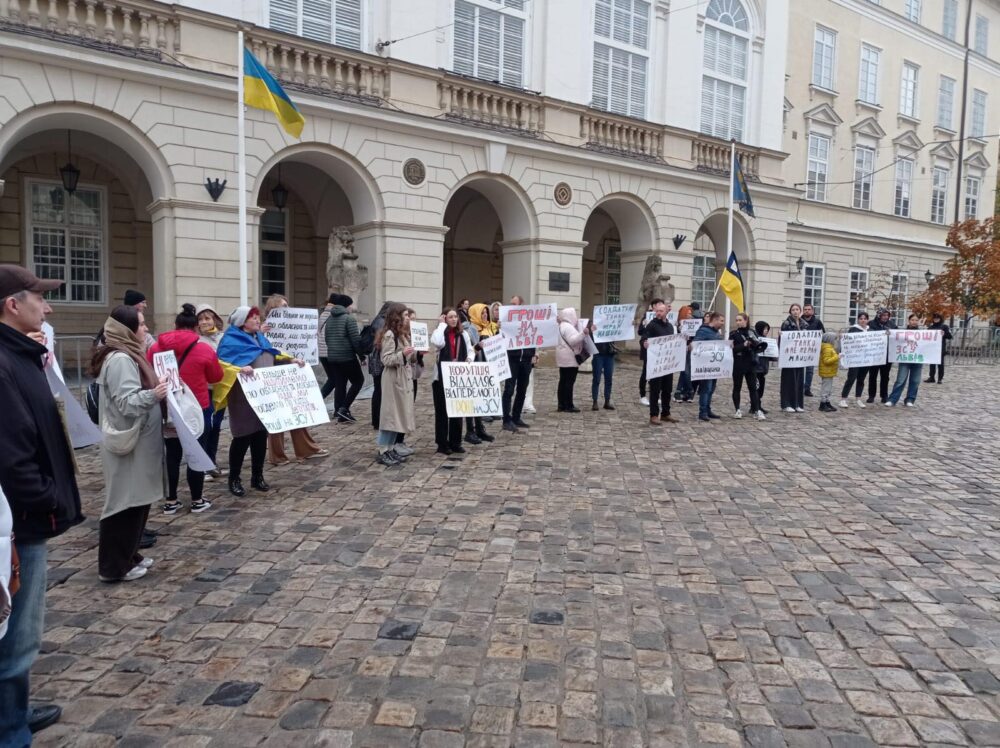 У Львові вперше пікетували Садового через витрати ЛМР на ЗСУ