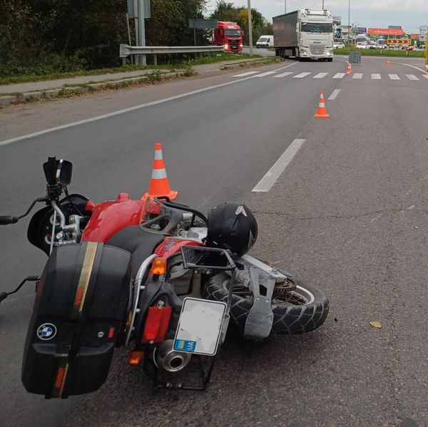 Біля Львова мотоцикліст врізався у два мікроавтобуси