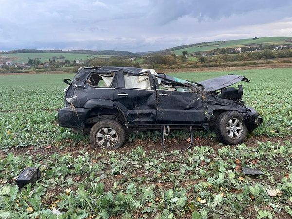 Біля Львова авто злетіло з дороги