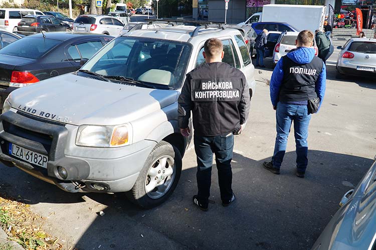 На Тернопільщині викрили групу, яка продавала автівки, призначені для ЗСУ