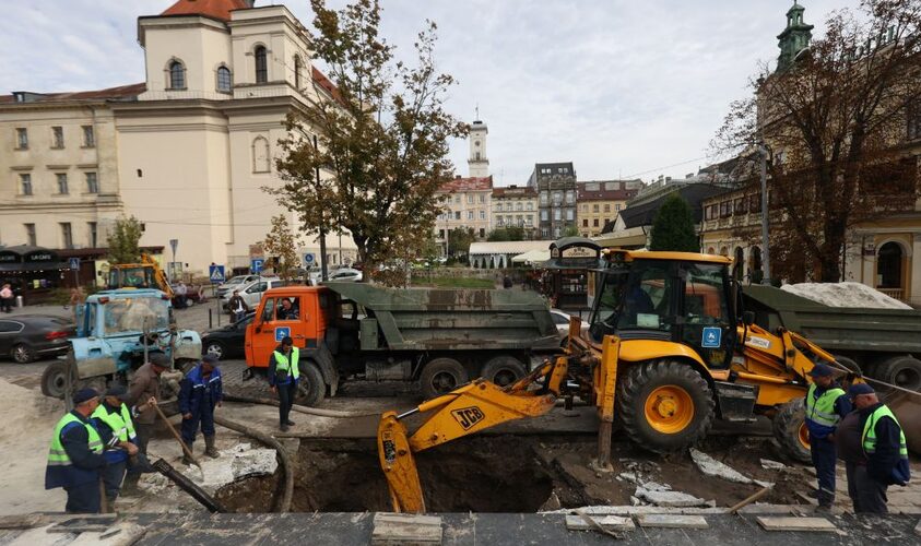 Водопровід у центрі Львова ремонтуватимуть до кінця дня: адреси водовозок