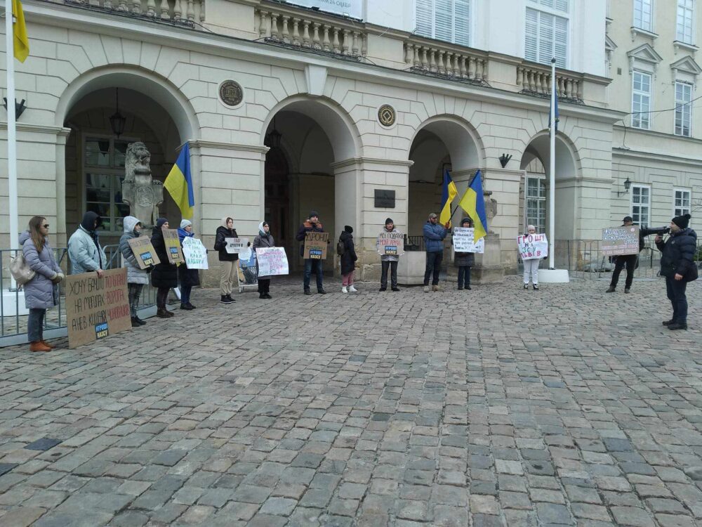 Під стінами Львівської міськради пікетували Садового через некритичні витрати