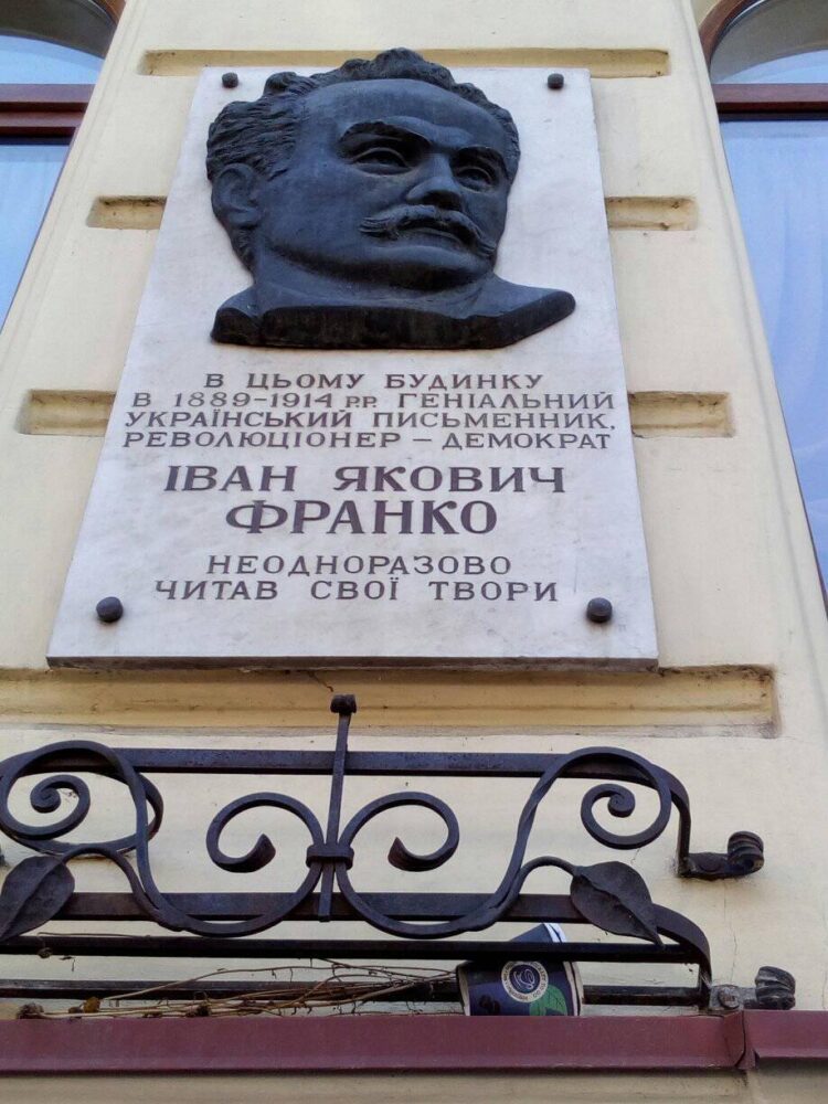 9 листопада 1962 року місто Станіслав (давніший Станиславів) перейменували на Івано-Франківськ