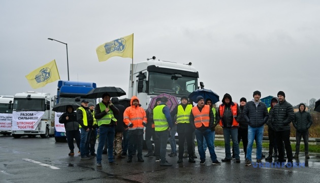 Українські перевізники у відповідь польським розпочали протест на кордоні