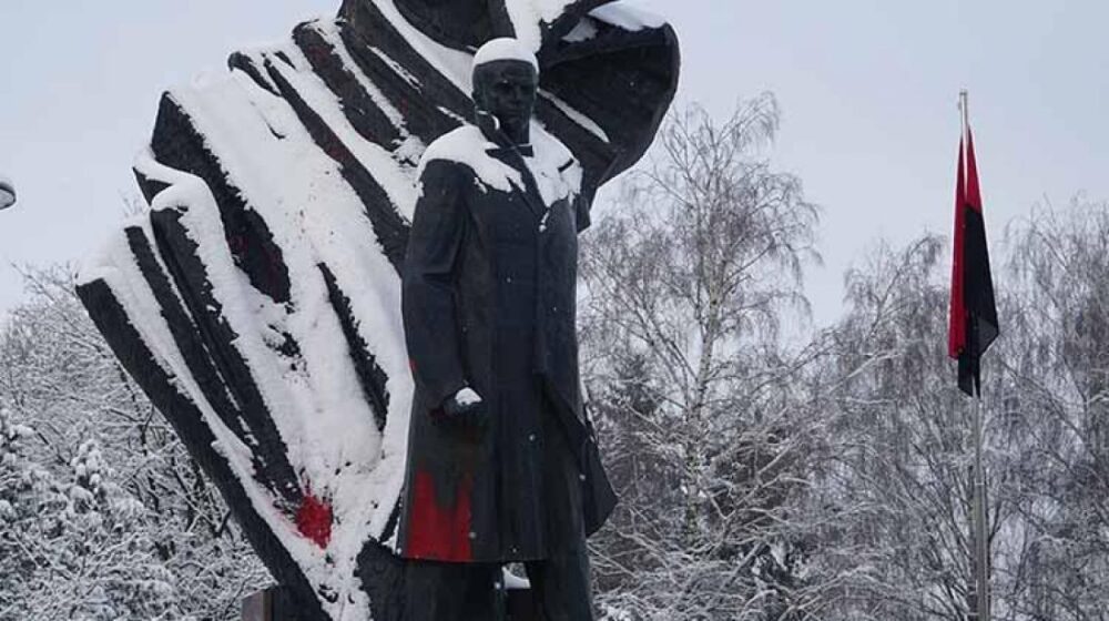 Чоловіка, який осквернив пам’ятник Бандері у Тернополі, засудили