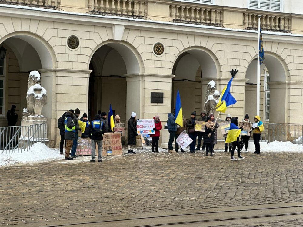 Біля львівської Ратуші всьоме пікетували Садового проти некритичних витрат