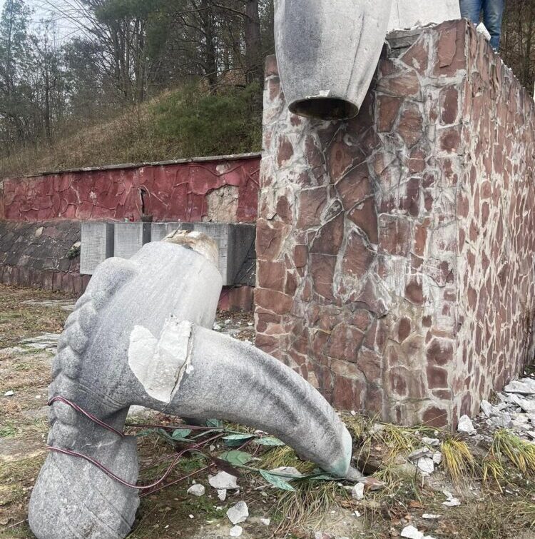 Ще два радянські пам’ятники знесли на Львівщині