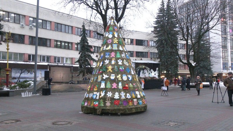 В Івано-Франківську відкрили “Ялинку перемоги”