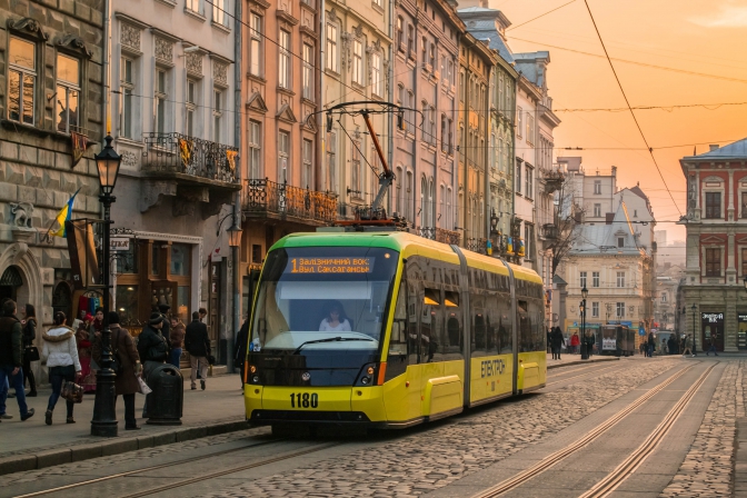 У Львові відновили продаж паперових абонементів на проїзд у електротранспорті