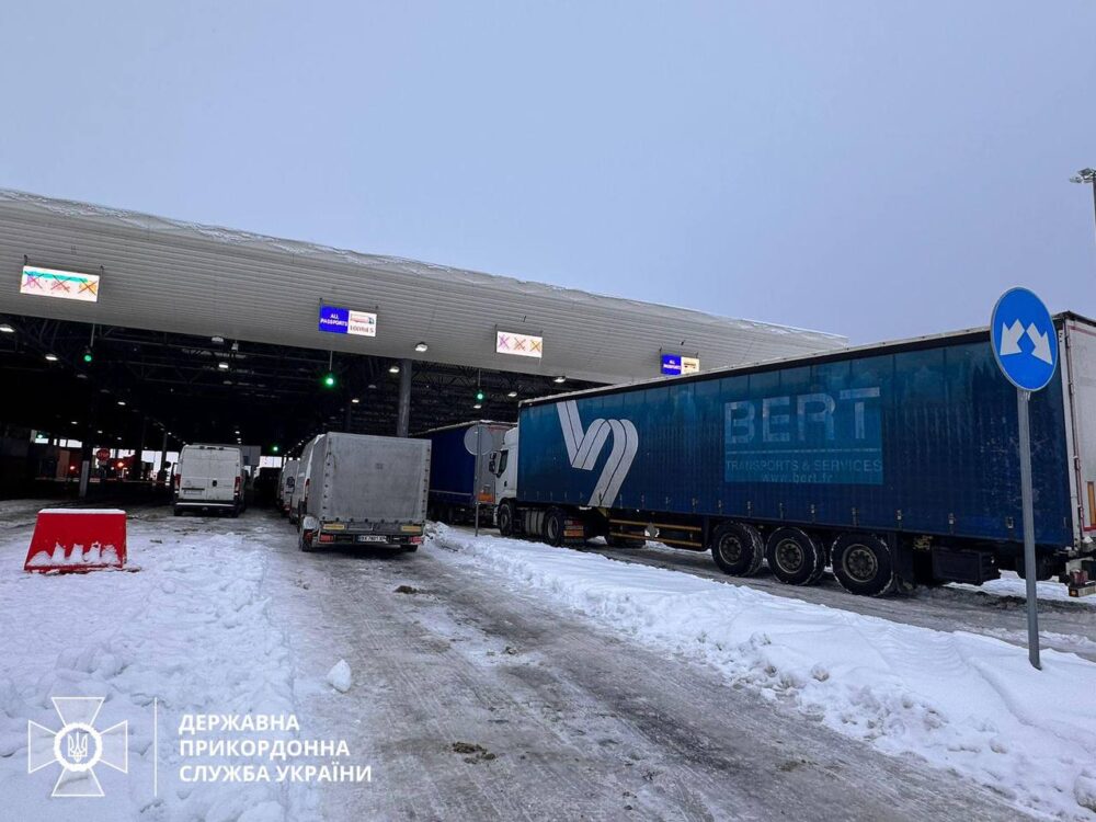 На кордоні із Польщею відкрили пункт пропуску для руху порожніх вантажівок