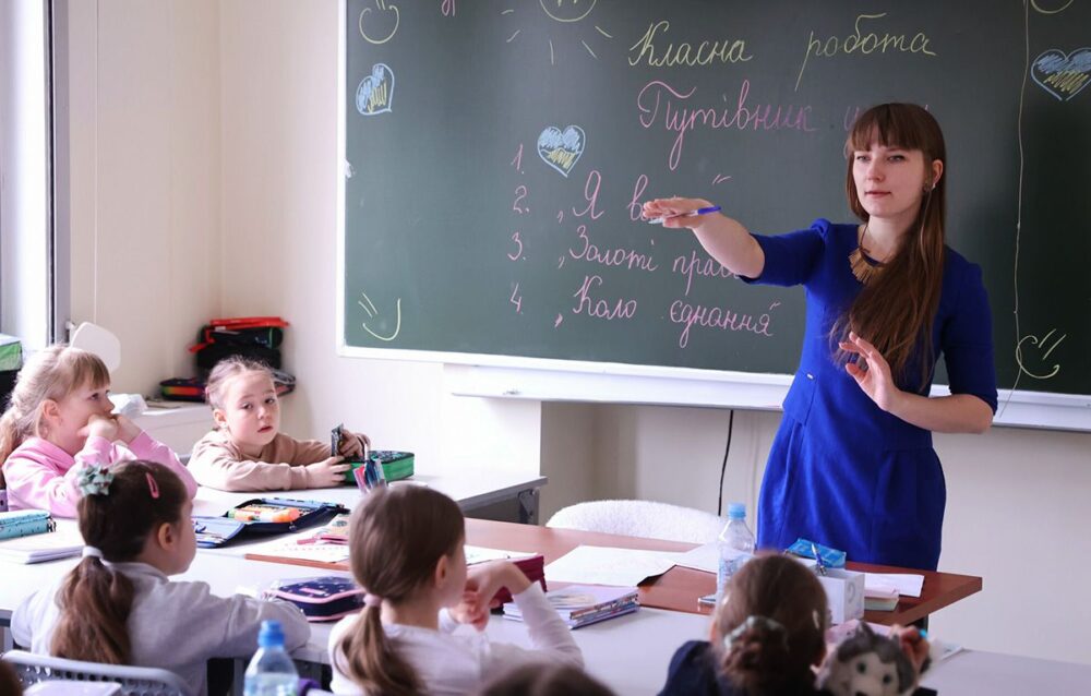 На Львівщині школярі можуть отримати подарунки від Мінцифри та Львівської ОВА