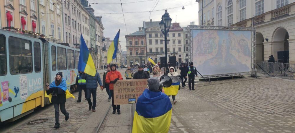 Львів’яни прийшли з пікетом під стіни Львівської міськради щодо вимоги фінансування ЗСУ