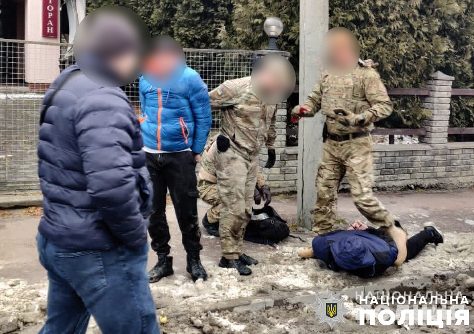 На Львівщині затримали чоловіків, які вимагали у підприємця неіснуючий борг