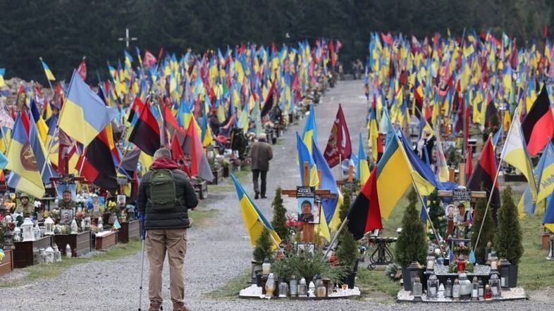 “Меморіал будуйте, але після завершення війни”, – військовий щодо облаштування Меморіалу Героїв на Марсовому полі