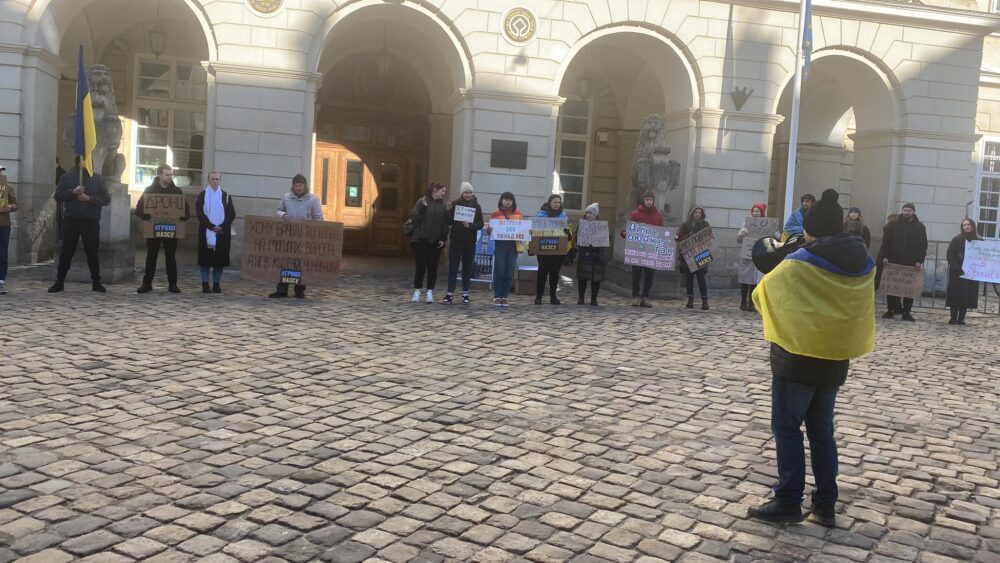 Львів’яни вчергове пікетували Садового щодо вимоги фінансування ЗСУ