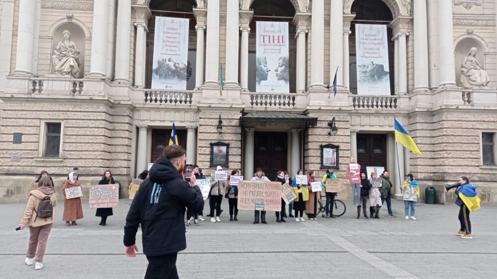 У Львові відбувся черговий мітинг біля мерії, де прозвучали звинувачення проти Садового і його дружини