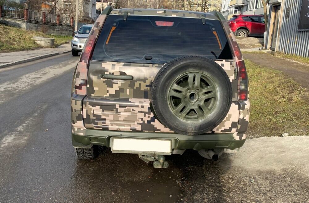 На Львівщині військовий їздив на авто, яке волонтери передали для мобільних вогневих груп