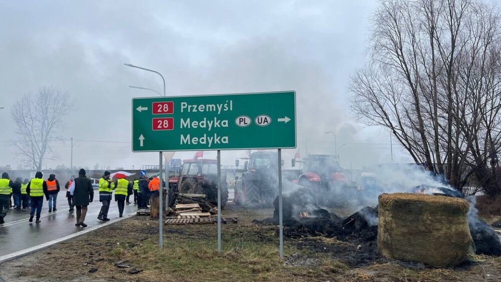 Польські протестувальники почали блокувати рух автобусів перед ПП “Медика-Шегині”