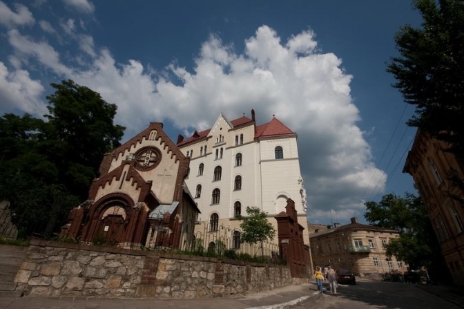 У Львові звільнили від покарання лікарку, через яку помер пацієнт