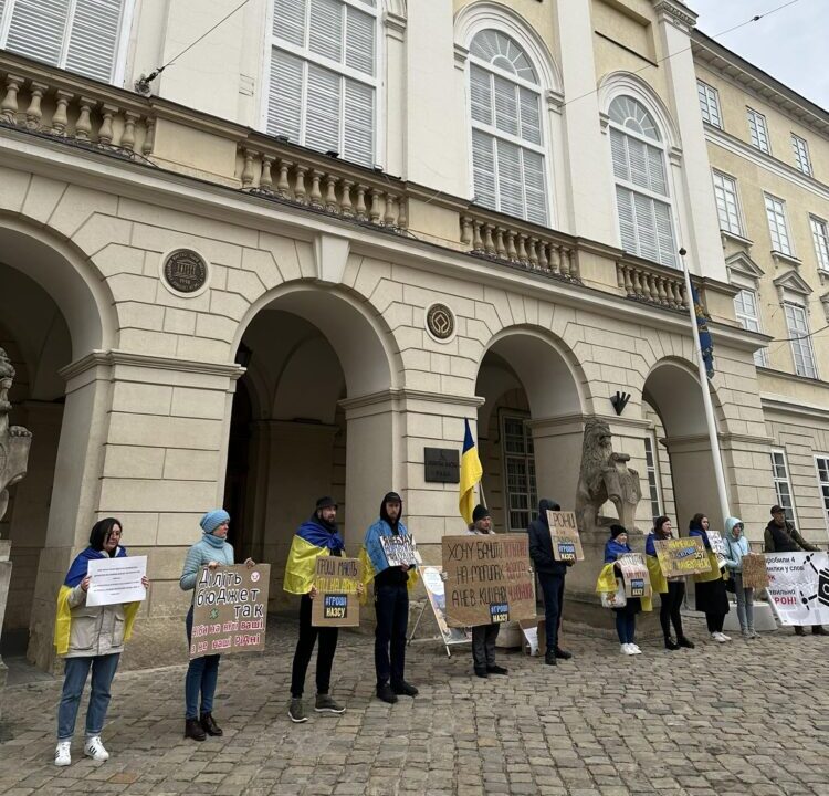 Львів’яни вкотре пікетують Садового через некритичні витрати