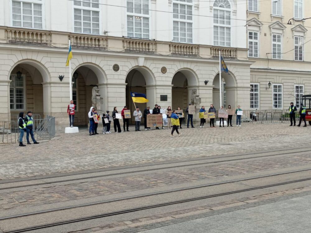 Львів’яни вкотре пікетують Садового через некритичні витрати